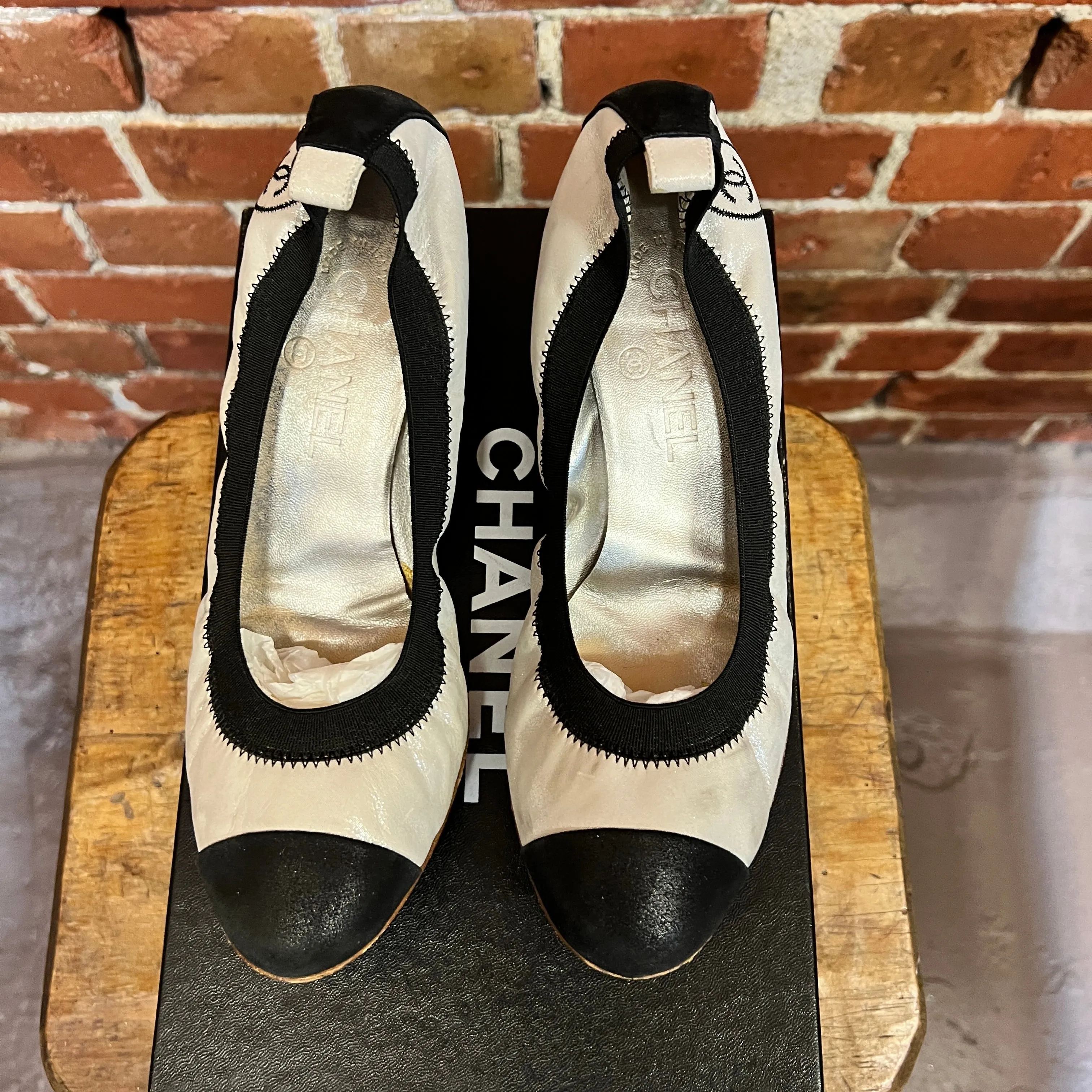 CHANEL 'ballet flats' silver pumps