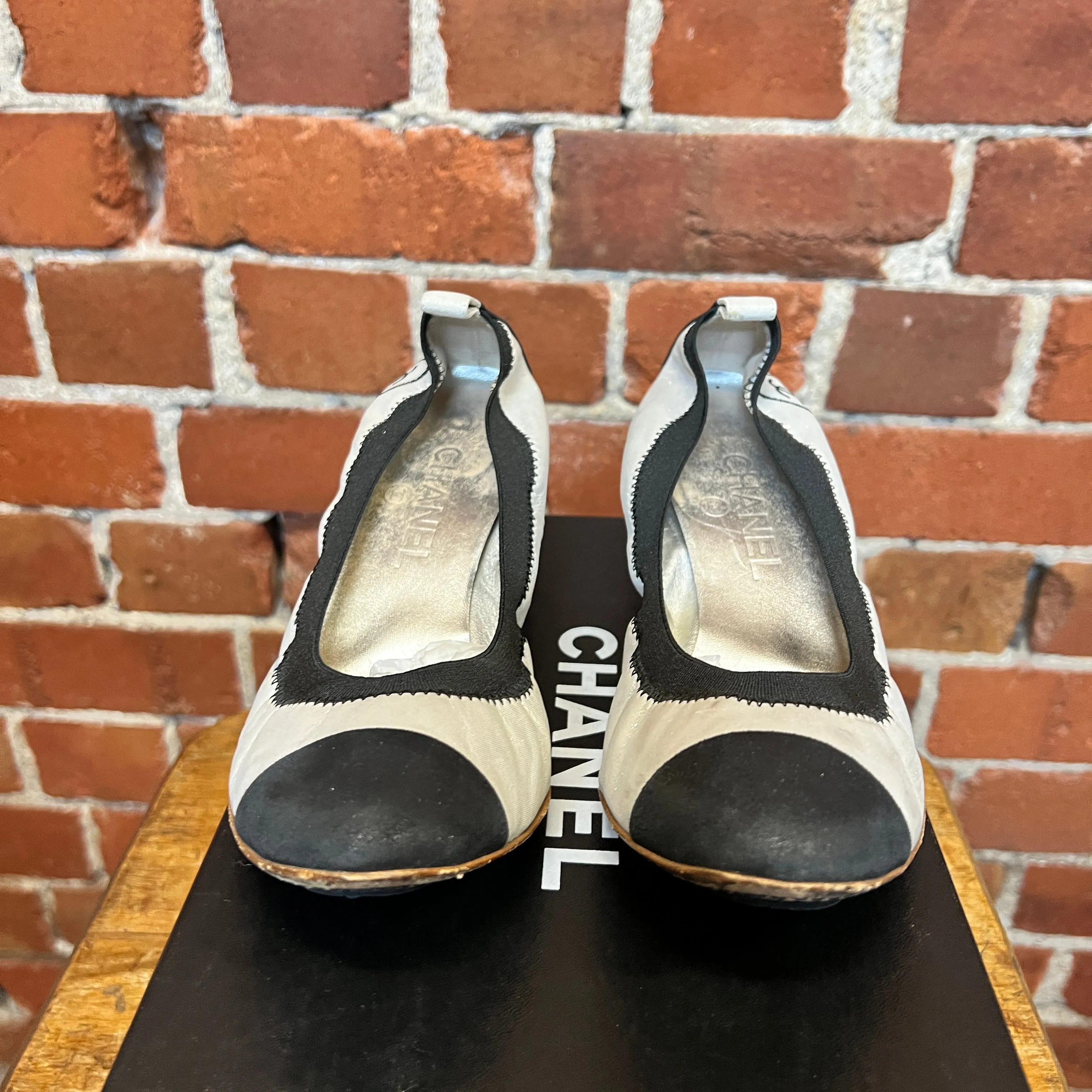 CHANEL 'ballet flats' silver pumps