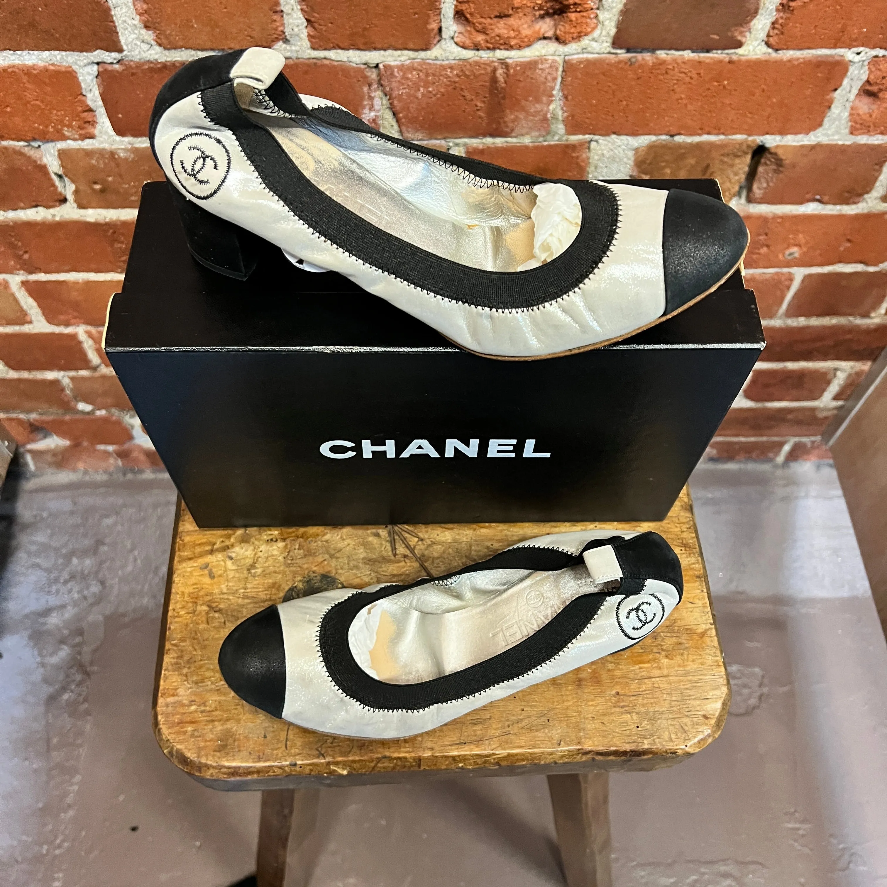 CHANEL 'ballet flats' silver pumps