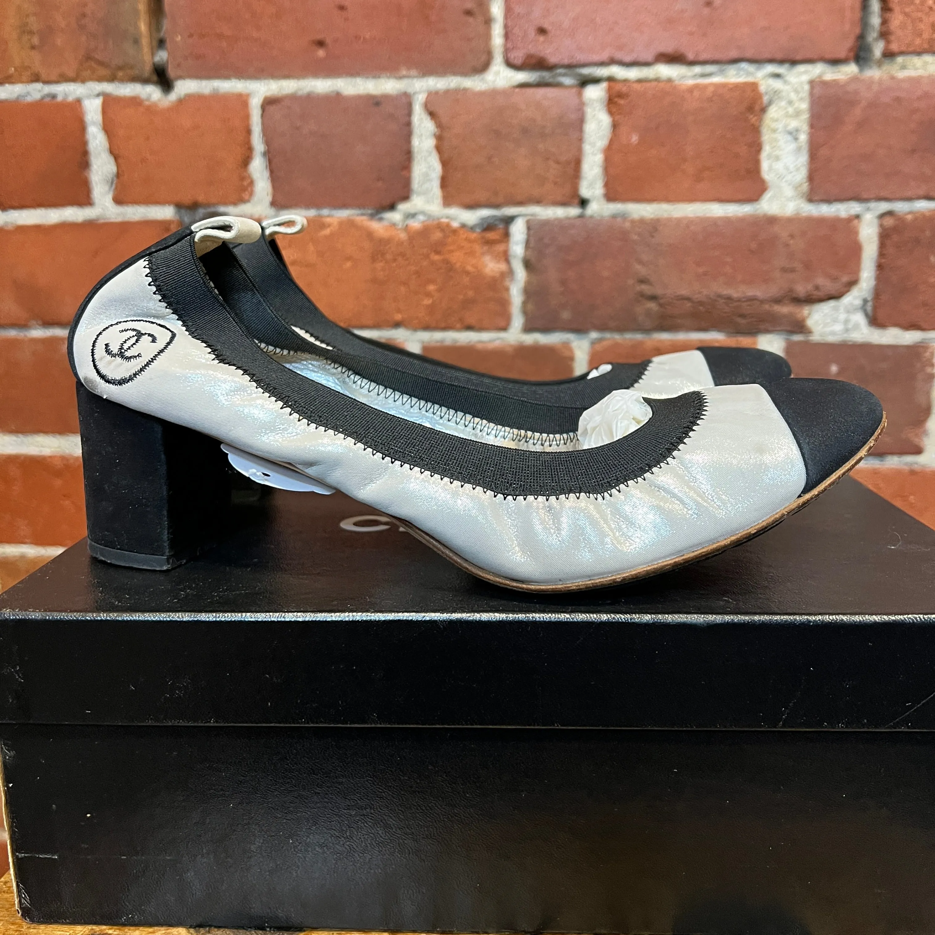 CHANEL 'ballet flats' silver pumps