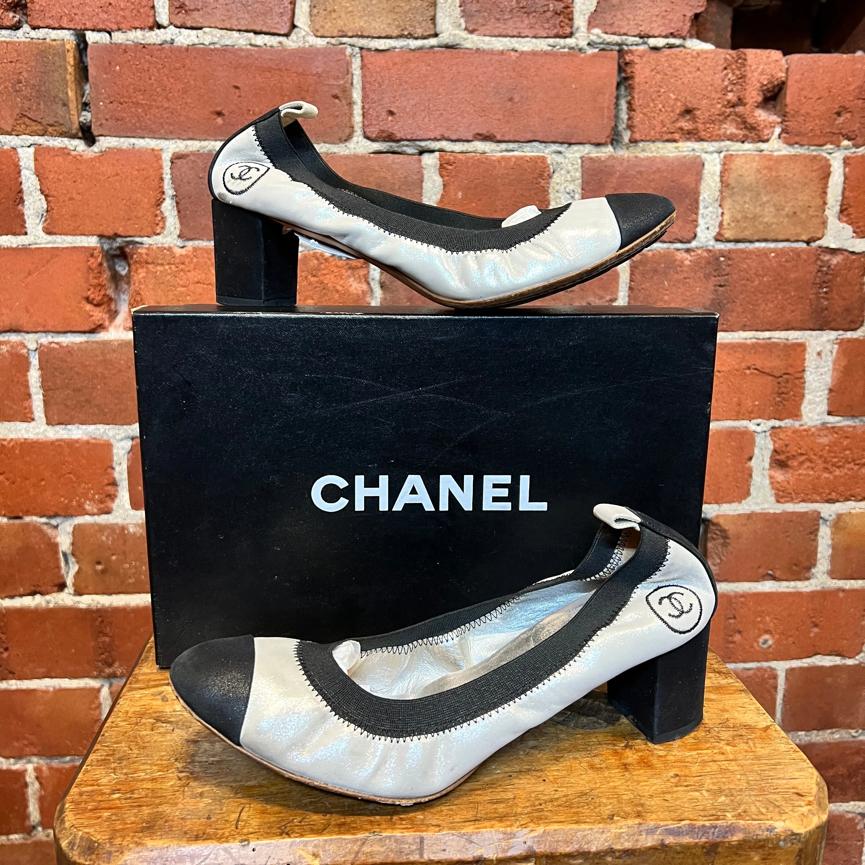 CHANEL 'ballet flats' silver pumps