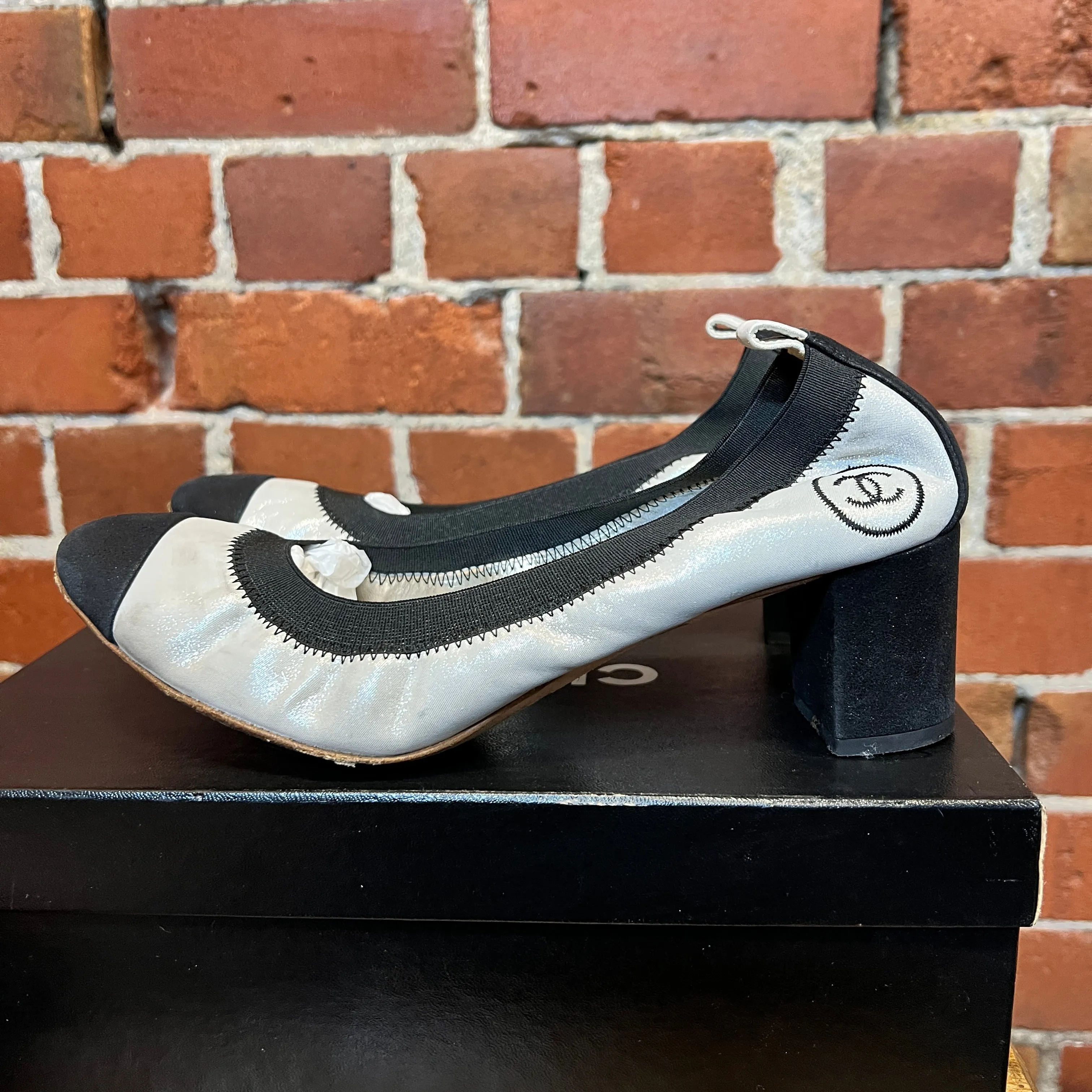 CHANEL 'ballet flats' silver pumps
